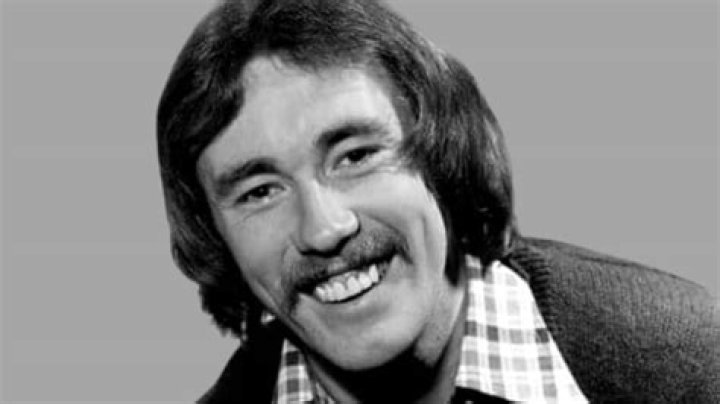Dickie Davies Age, Bio, Parents, Career, Net worth, Wife