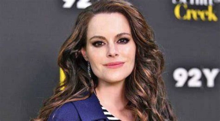 Emily Hampshire | Bio, Age, Net Worth, Relationship, Career
