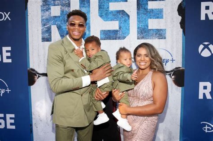 Giannis Antetokounmpo Bio, Age, Height, Girlfriend, Parents, Children, Net Worth