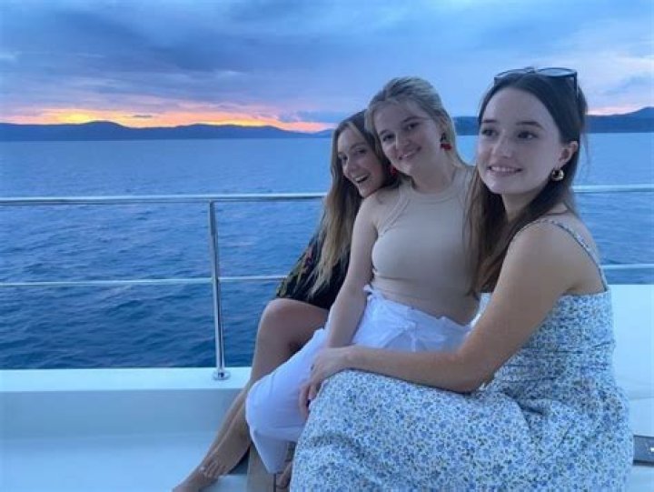 Kaitlyn Dever Siblings: Meet Mady And Jane Kaitlyn