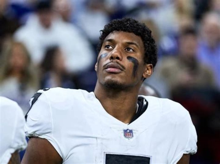 Who Is Zay Jones Dating?