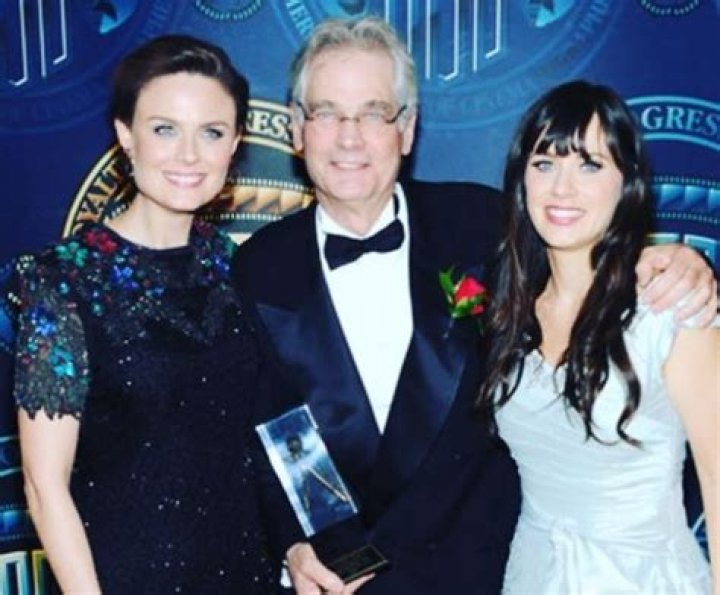 Zooey Deschanel Bio, Parents, Husband, Children, Siblings, Net Worth